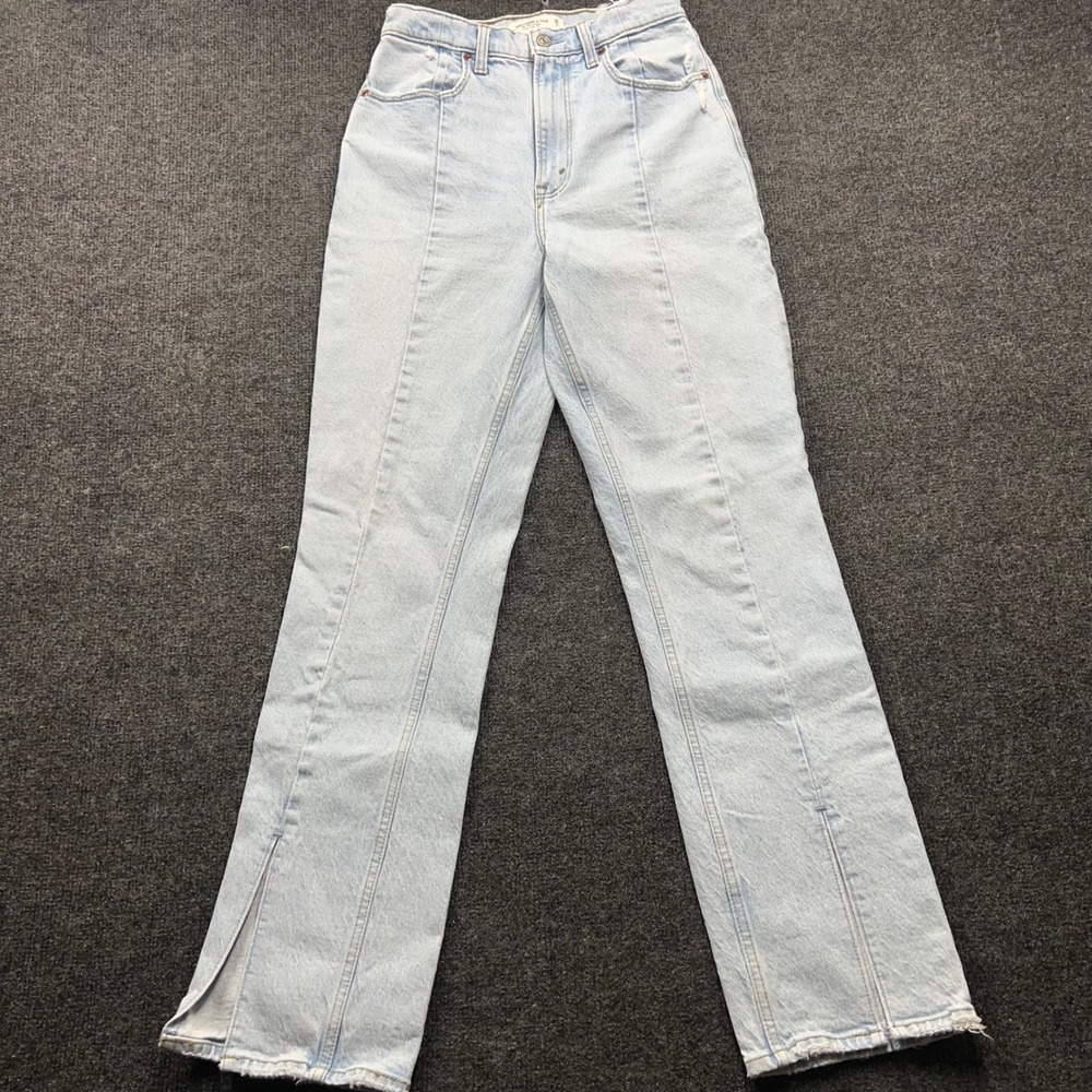 Abercrombie & Fitch Curve Love 90s Straight Ultra High Rise Jeans Light Wash 26